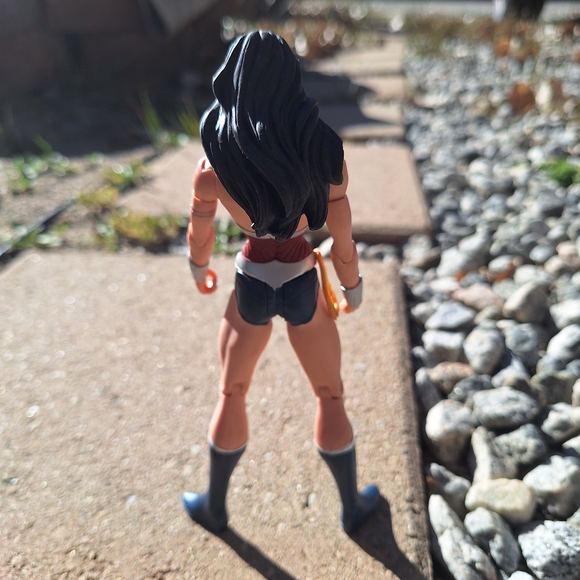 Wonder Woman Collectible Action Figure with Red & Silver Outfit DC Comics C05614 - Picture 7 of 12